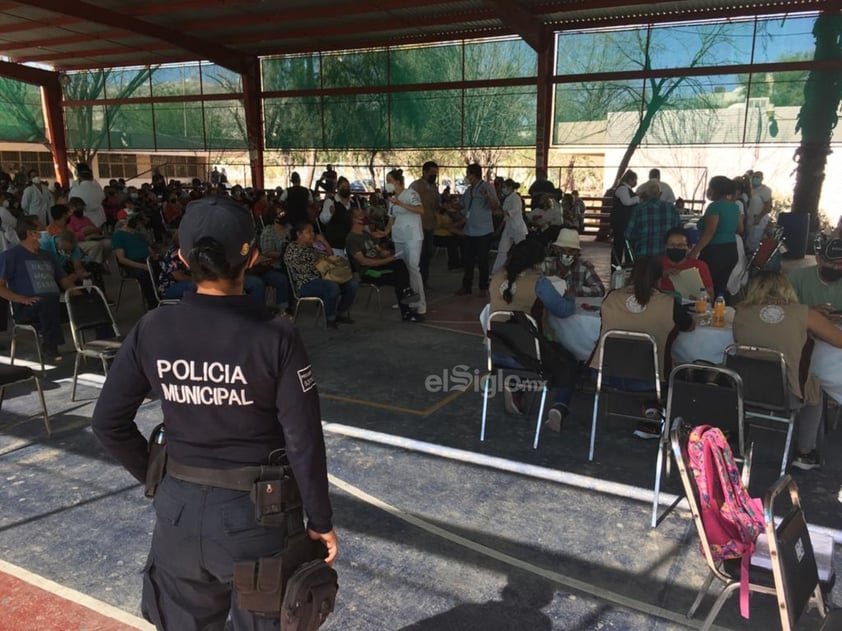 Caos en último día de vacunación antiCOVID para adultos mayores de Torreón