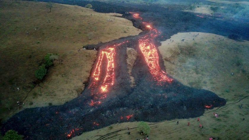 Acecha lava del volcán Pacaya de Guatemala a comunidades