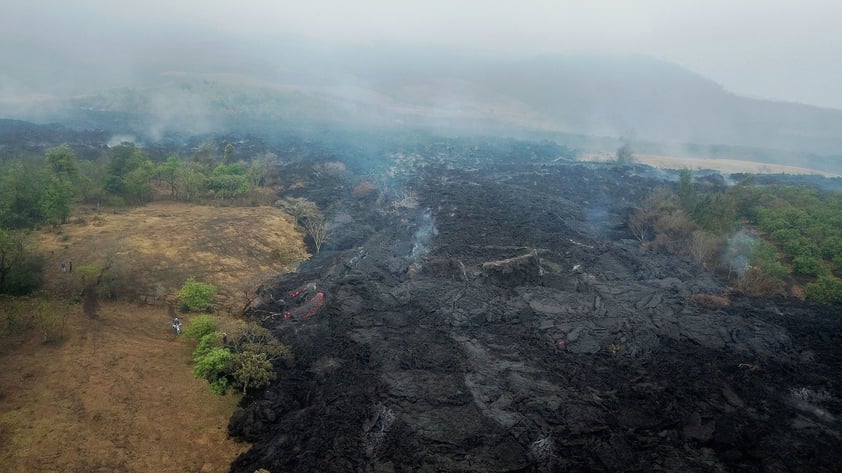 Acecha lava del volcán Pacaya de Guatemala a comunidades