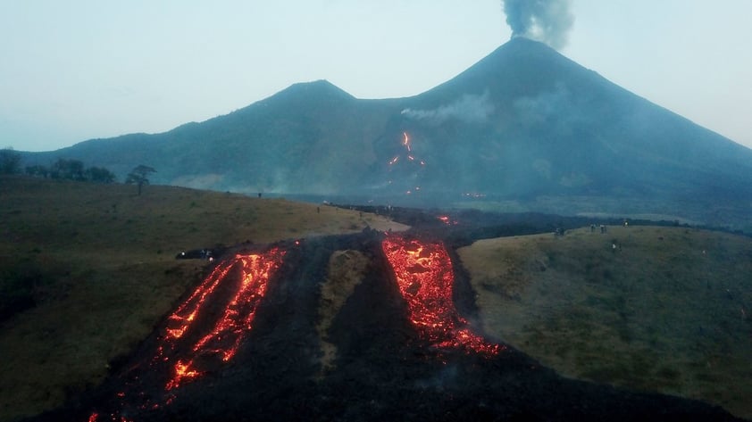 Acecha lava del volcán Pacaya de Guatemala a comunidades