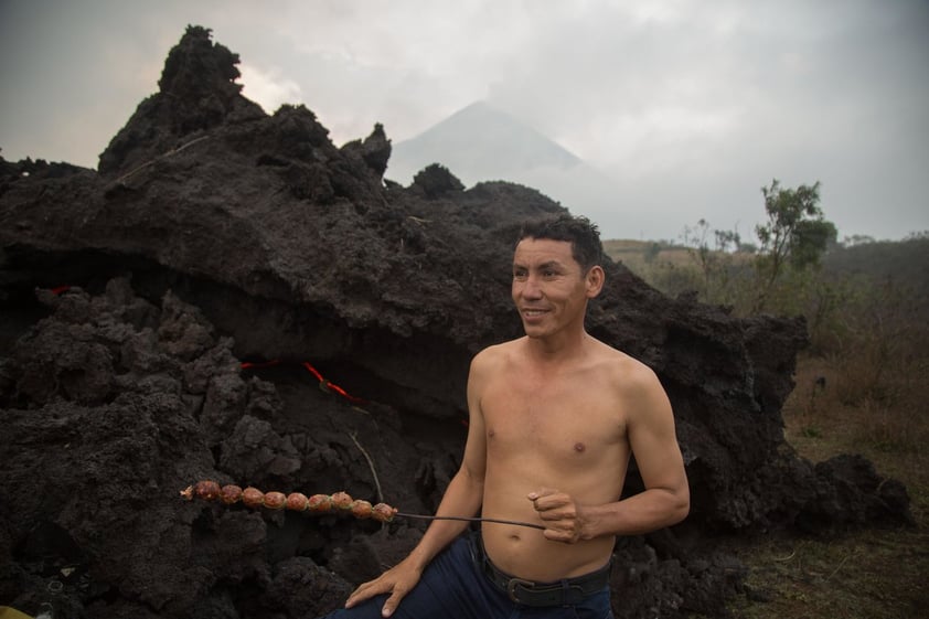 Acecha lava del volcán Pacaya de Guatemala a comunidades