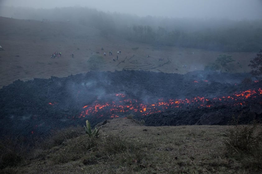 Acecha lava del volcán Pacaya de Guatemala a comunidades