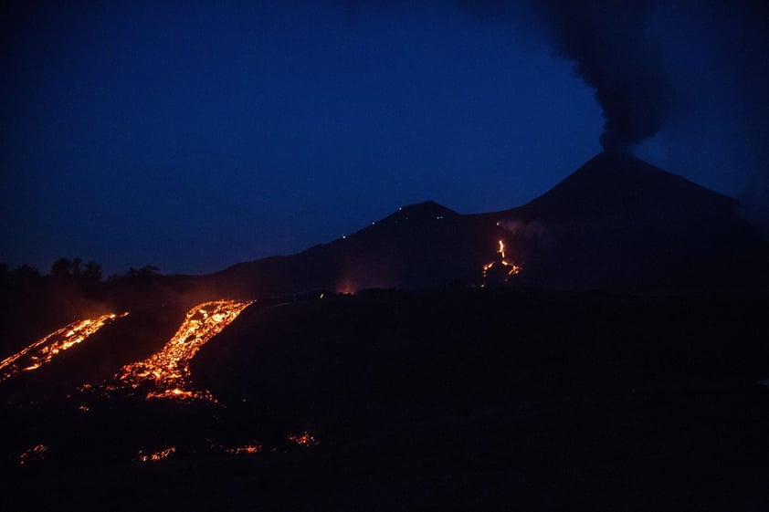 Acecha lava del volcán Pacaya de Guatemala a comunidades