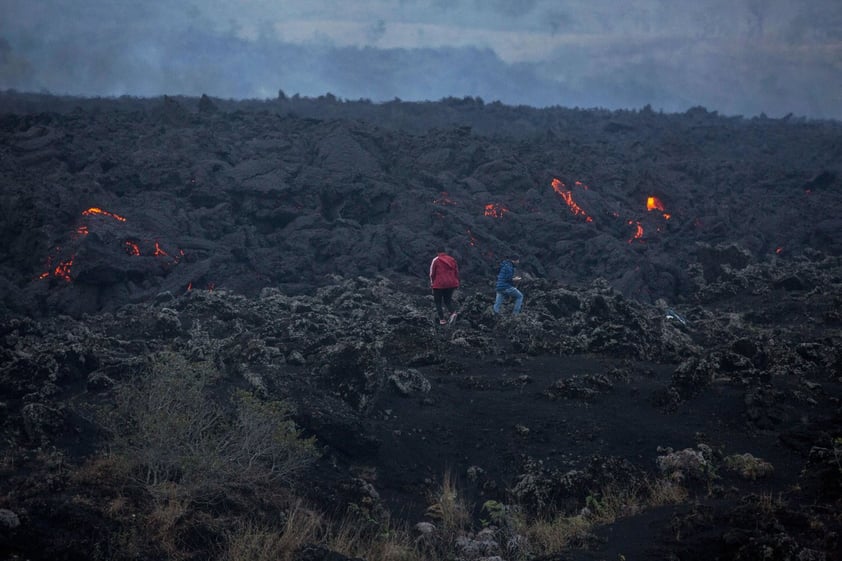 Acecha lava del volcán Pacaya de Guatemala a comunidades