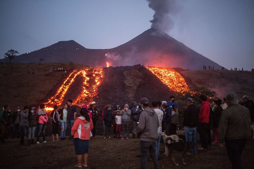 Acecha lava del volcán Pacaya de Guatemala a comunidades