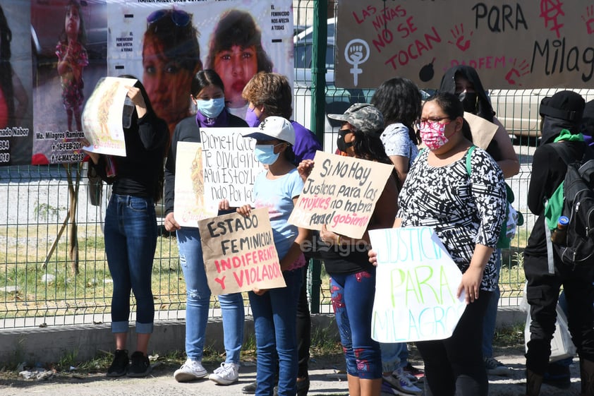 Mujeres se manifestaron en el Centro de Justicia Penal de Torreón exigiendo justicia ante el feminicidio de Milagros