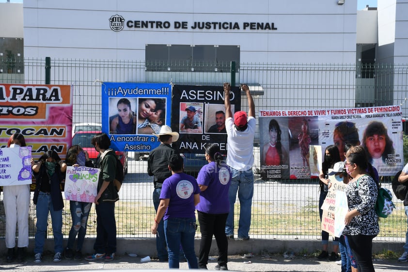 Mujeres se manifestaron en el Centro de Justicia Penal de Torreón exigiendo justicia ante el feminicidio de Milagros