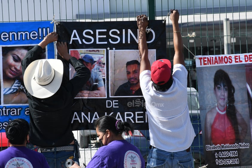 Mujeres se manifestaron en el Centro de Justicia Penal de Torreón exigiendo justicia ante el feminicidio de Milagros