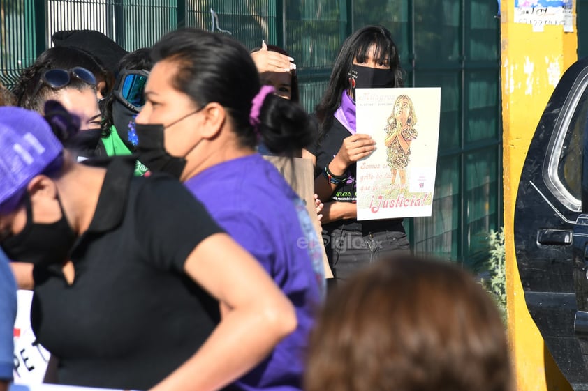 Mujeres se manifestaron en el Centro de Justicia Penal de Torreón exigiendo justicia ante el feminicidio de Milagros