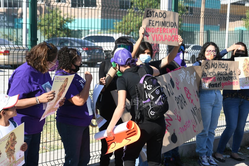 Mujeres se manifestaron en el Centro de Justicia Penal de Torreón exigiendo justicia ante el feminicidio de Milagros