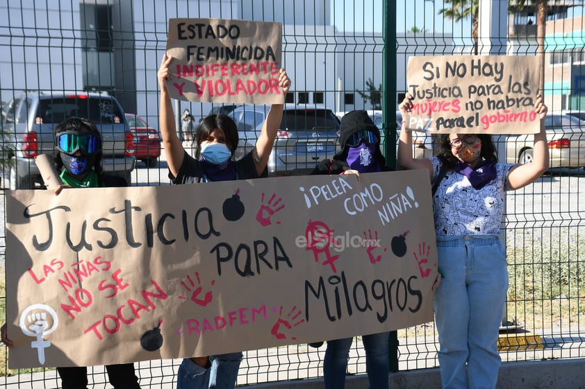 Mujeres se manifestaron en el Centro de Justicia Penal de Torreón exigiendo justicia ante el feminicidio de Milagros