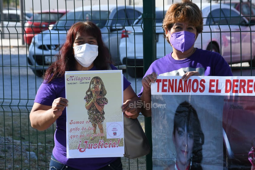 Mujeres se manifestaron en el Centro de Justicia Penal de Torreón exigiendo justicia ante el feminicidio de Milagros