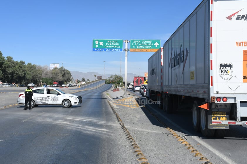 Fue alrededor de las 8:50 horas de este viernes que un grupo de aproximadamente 50 trabajadores de las distintas áreas, se plantearon en el bulevar frente a la ExpoFeria en el cuerpo que dirige a Lerdo.