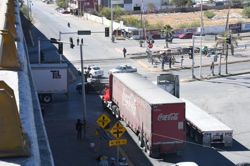 Traileros, repartidores y conductores en general no dejaban de sonar sus claxon para exigir el paso.