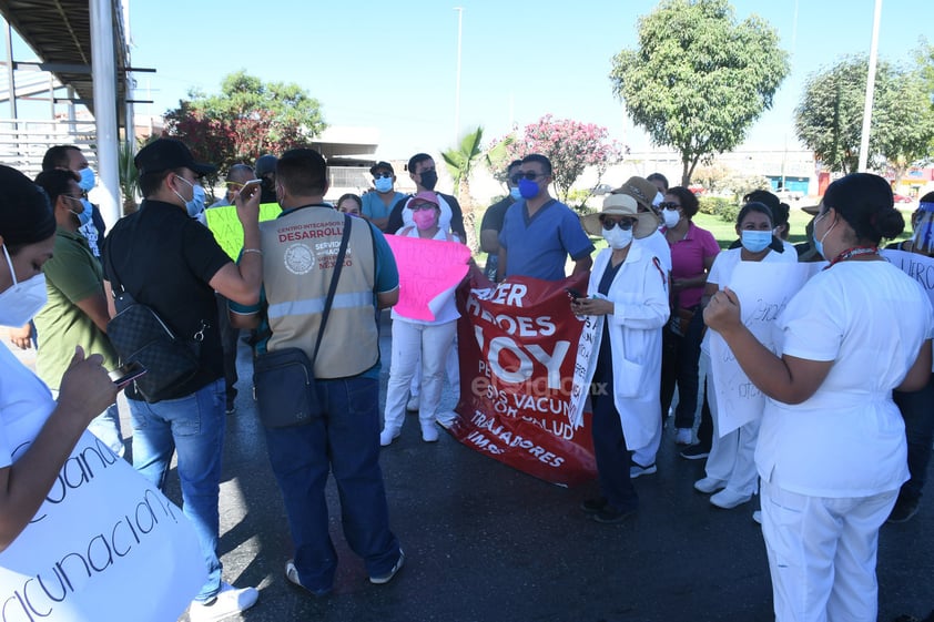 'Queremos la vacuna', 'queremos respuesta', son algunas de las consignas de los manifestantes.