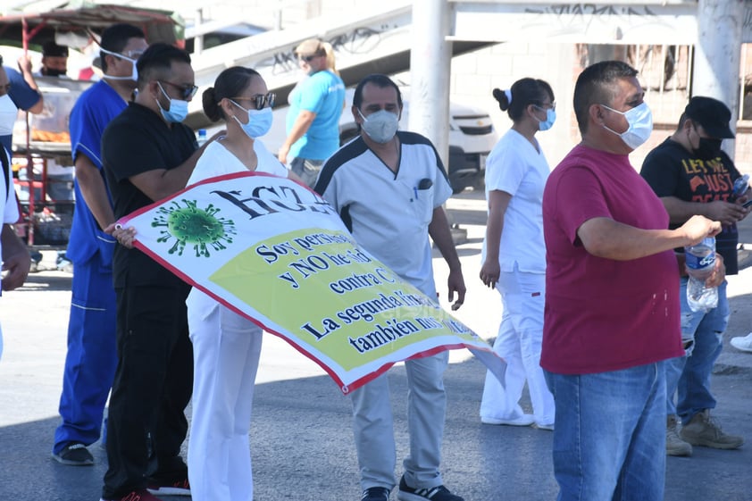 El momento se tornó peligroso para los trabajadores ante el malestar de los automovilistas que a toda costa querían pasar, sobre todo aquellos con dirección a Torreón.