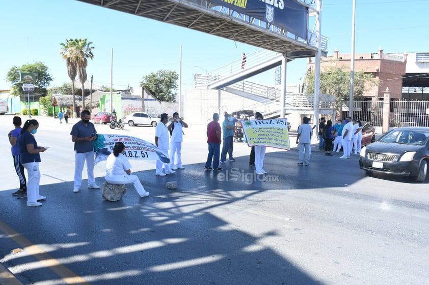 El momento se tornó peligroso para los trabajadores ante el malestar de los automovilistas que a toda costa querían pasar, sobre todo aquellos con dirección a Torreón.