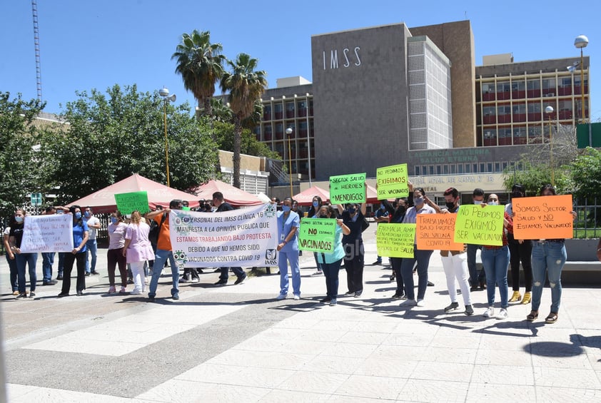 Siguen protestas en Torreón de trabajadores de la salud; exigen vacuna antiCOVID