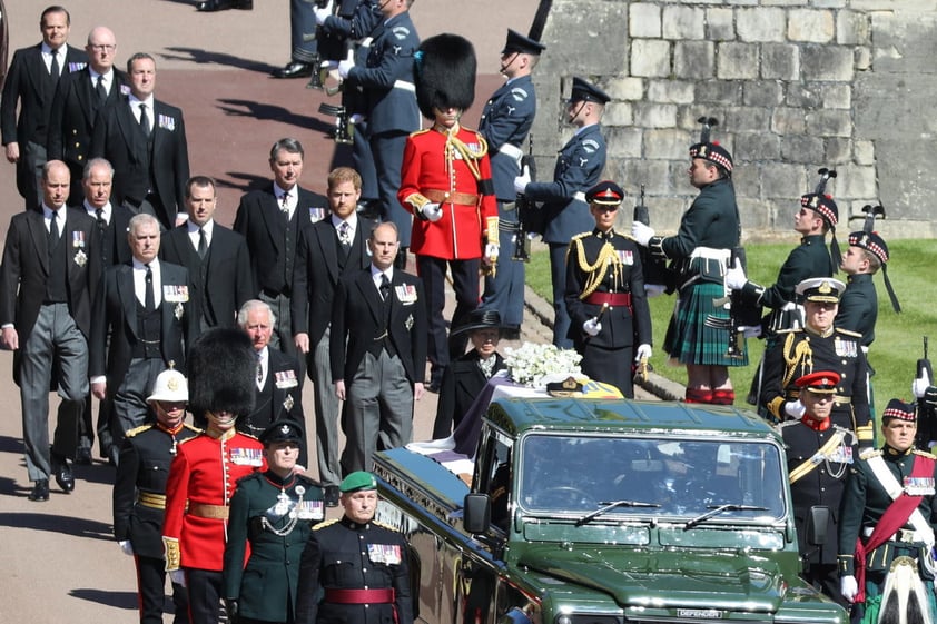 El coche fúnebre, un vehículo híbrido customizado por el mismo duque, llegó al templo flanqueado por representantes de diferentes regimientos militares y seguido por sus cuatro hijos en primera línea, tras una procesión de unos 15 minutos desde el castillo, antes de comenzar la ceremonia, con solo 30 invitados