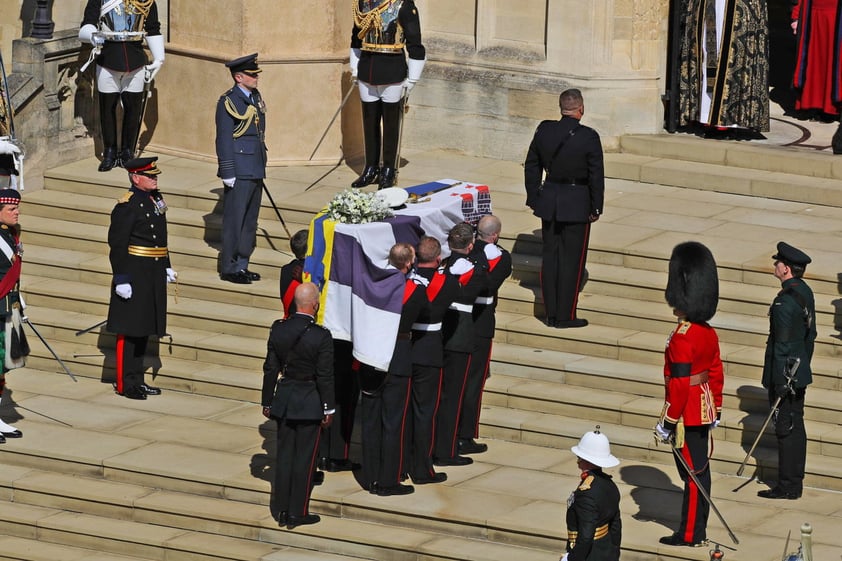 A las puertas de la capilla, el deán de Windsor y el arzobispo de Canterbury recibieron al féretro, que fue instalado sobre el catafalco mientras los asistentes, cubiertos todos con mascarillas, se dirigían a sus sitios asignados para mantener la distancia social.