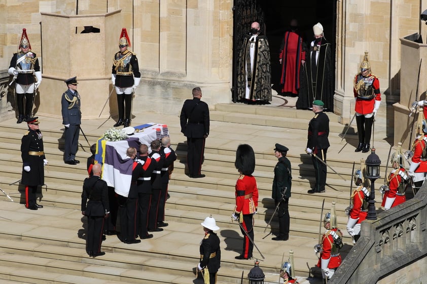 A las puertas de la capilla, el deán de Windsor y el arzobispo de Canterbury recibieron al féretro, que fue instalado sobre el catafalco mientras los asistentes, cubiertos todos con mascarillas, se dirigían a sus sitios asignados para mantener la distancia social.