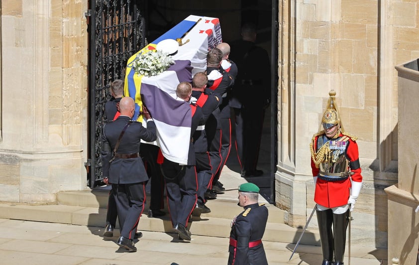 A las puertas de la capilla, el deán de Windsor y el arzobispo de Canterbury recibieron al féretro, que fue instalado sobre el catafalco mientras los asistentes, cubiertos todos con mascarillas, se dirigían a sus sitios asignados para mantener la distancia social.