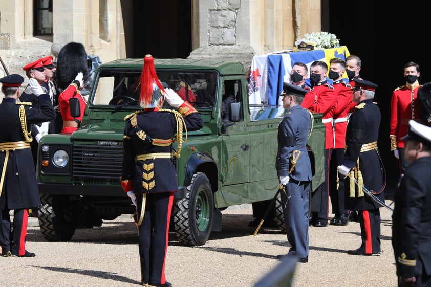 La ruta del cortejo fúnebre estuvo delimitada por personal de la Fuerza Naval, los Marines reales, de los Highlanders, el Cuarto Batallón del Real Regimiento de Escocia, y las Fuerzas Aéreas (RAF) y se escucharon salvas de cañón a cargo de la Artillería montada a caballo de las Tropas del Rey y sonido de campana.