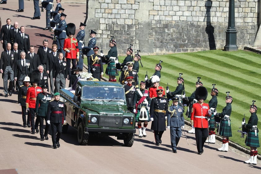 La ruta del cortejo fúnebre estuvo delimitada por personal de la Fuerza Naval, los Marines reales, de los Highlanders, el Cuarto Batallón del Real Regimiento de Escocia, y las Fuerzas Aéreas (RAF) y se escucharon salvas de cañón a cargo de la Artillería montada a caballo de las Tropas del Rey y sonido de campana.