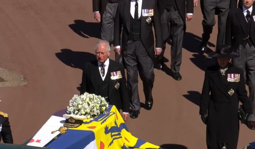 La ruta del cortejo fúnebre estuvo delimitada por personal de la Fuerza Naval, los Marines reales, de los Highlanders, el Cuarto Batallón del Real Regimiento de Escocia, y las Fuerzas Aéreas (RAF) y se escucharon salvas de cañón a cargo de la Artillería montada a caballo de las Tropas del Rey y sonido de campana.