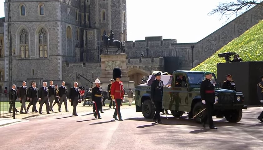 La ruta del cortejo fúnebre estuvo delimitada por personal de la Fuerza Naval, los Marines reales, de los Highlanders, el Cuarto Batallón del Real Regimiento de Escocia, y las Fuerzas Aéreas (RAF) y se escucharon salvas de cañón a cargo de la Artillería montada a caballo de las Tropas del Rey y sonido de campana.