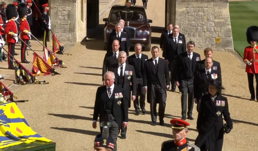 La ruta del cortejo fúnebre estuvo delimitada por personal de la Fuerza Naval, los Marines reales, de los Highlanders, el Cuarto Batallón del Real Regimiento de Escocia, y las Fuerzas Aéreas (RAF) y se escucharon salvas de cañón a cargo de la Artillería montada a caballo de las Tropas del Rey y sonido de campana.