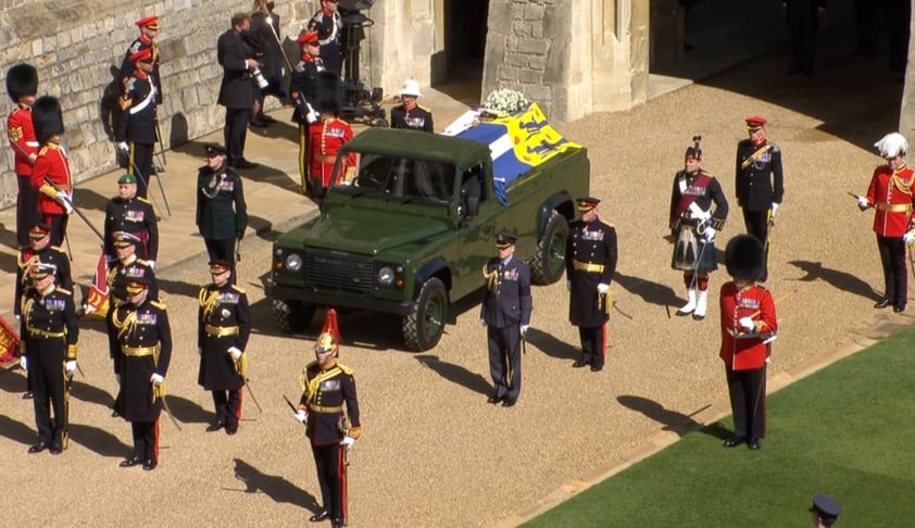 A la llegada del cortejo a la capilla de San Jorge, el vehículo fúnebre fue recibido por un guarda de honor y una banda militar del llamado Regimiento de los Rifles, que interpretó el himno nacional.