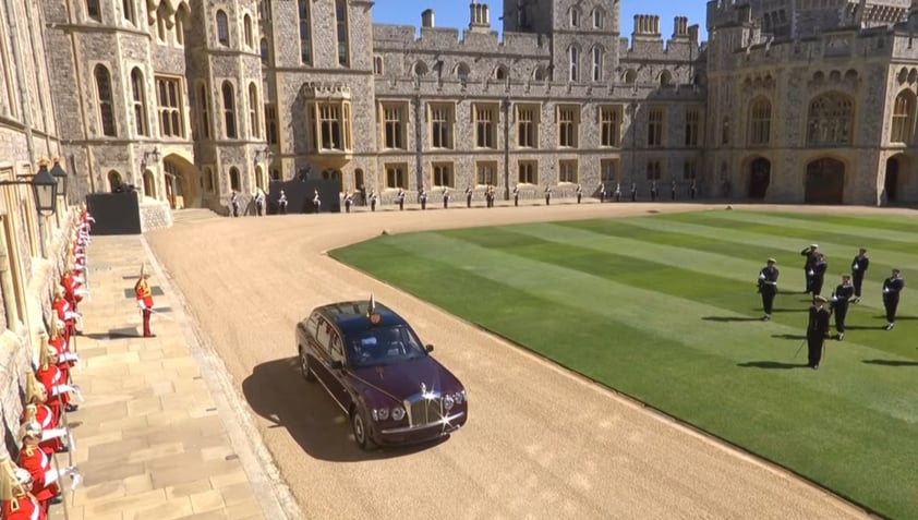 La soberana británica se desplazó en su propio automóvil, un Bentley, junto con una dama de compañía, hacia el templo de estilo gótico, en el que solo estuvieron 30 invitados debido a la pandemia aunque el acto es difundido en directo por televisión.