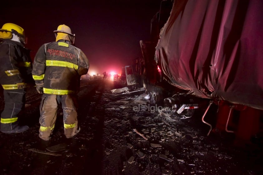 Explota pipa con combustible en la autopista Saltillo-Torreón