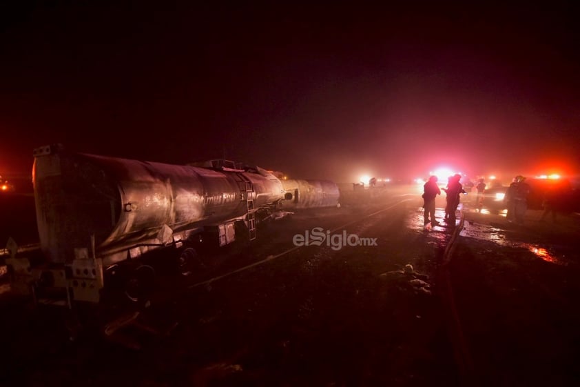 Explota pipa con combustible en la autopista Saltillo-Torreón