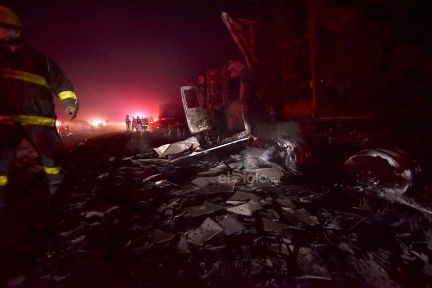 Explota pipa con combustible en la autopista Saltillo-Torreón