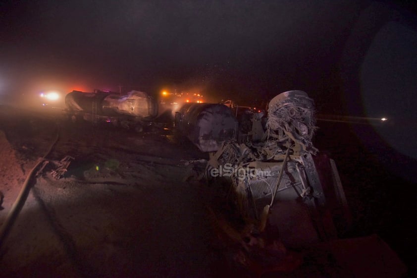 Explota pipa con combustible en la autopista Saltillo-Torreón