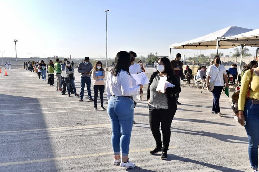 Fue poco después de las 07:00 de este martes que comenzaron a formarse las primeras filas de camiones en los estacionamientos del Coliseo Centenario y de la Universidad Tecnológica de Torreón (UTT), en el primer caso se trasladaron a los docentes hasta el Centro de Convenciones de Torreón y en el segundo punto se les llevó hasta el Campo Militar de La Joya.