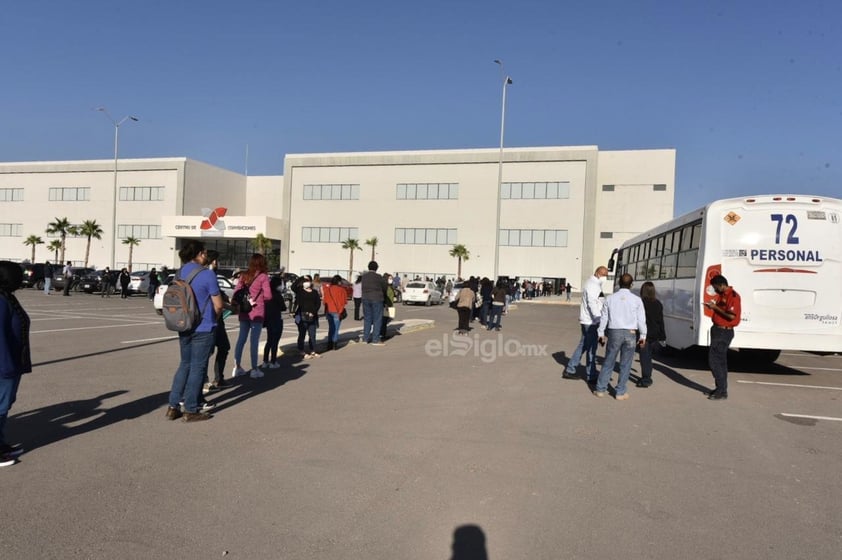 Fue poco después de las 07:00 de este martes que comenzaron a formarse las primeras filas de camiones en los estacionamientos del Coliseo Centenario y de la Universidad Tecnológica de Torreón (UTT), en el primer caso se trasladaron a los docentes hasta el Centro de Convenciones de Torreón y en el segundo punto se les llevó hasta el Campo Militar de La Joya.