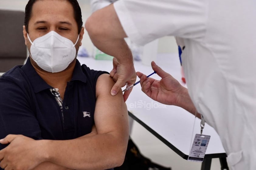 Inició oficialmente hoy el proceso de vacunación contra el COVID-19 entre integrantes del sector educativo en Coahuila, en la ciudad de Torreón se instalaron dos puntos de aplicación de dosis que comenzaron a operar minutos antes de las 08:00 horas.