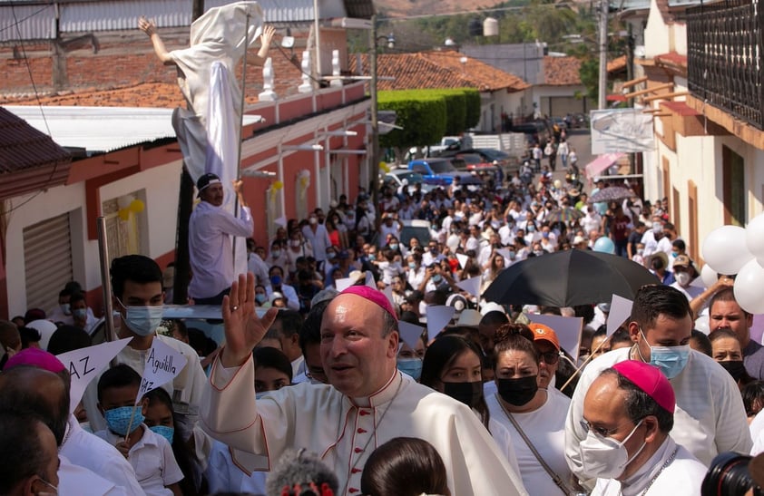 Representante del Papa llama desde Aguililla 'a la conversión' a delincuentes