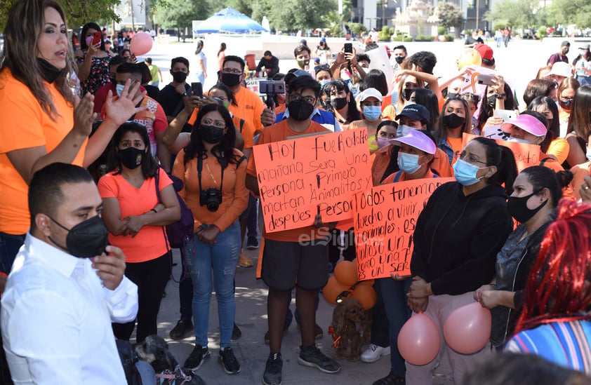 Marchan en Torreón en contra del maltrato animal