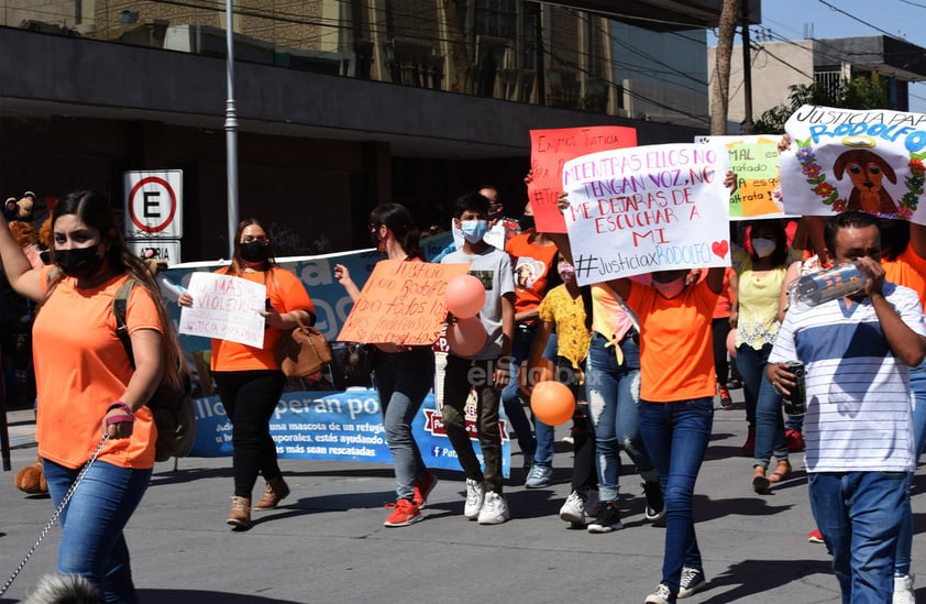 Marchan en Torreón en contra del maltrato animal