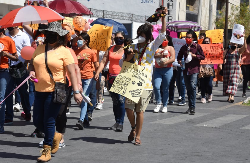 Marchan en Torreón en contra del maltrato animal