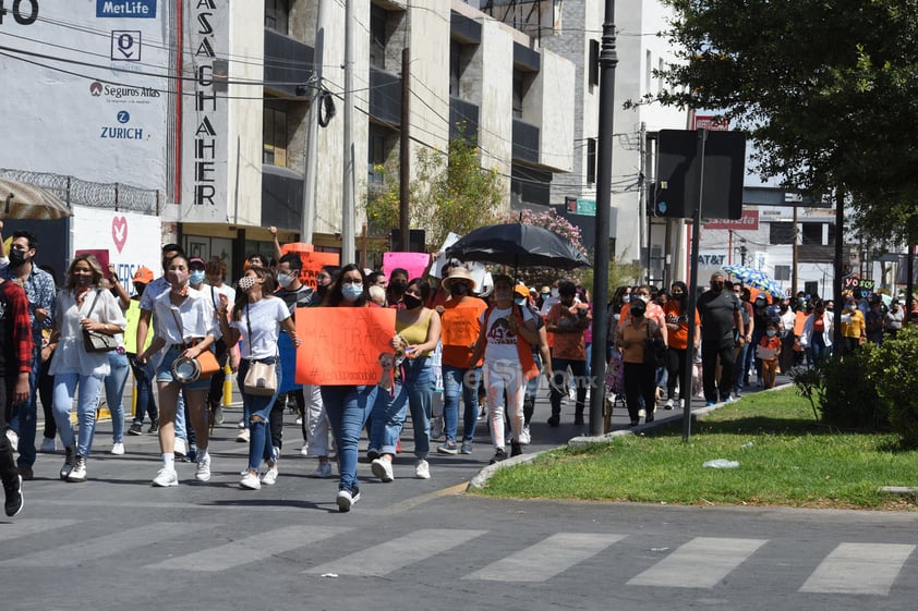 Marchan en Torreón en contra del maltrato animal