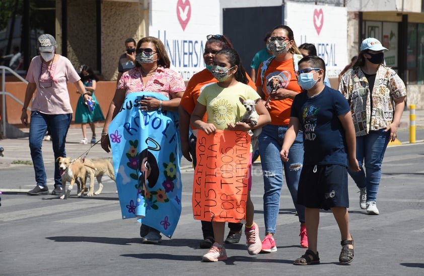 Marchan en Torreón en contra del maltrato animal