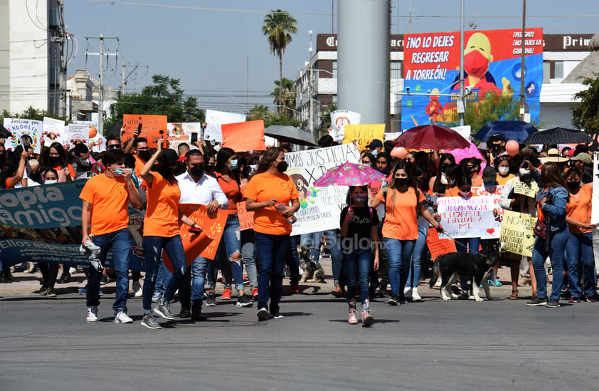 Marchan en Torreón en contra del maltrato animal