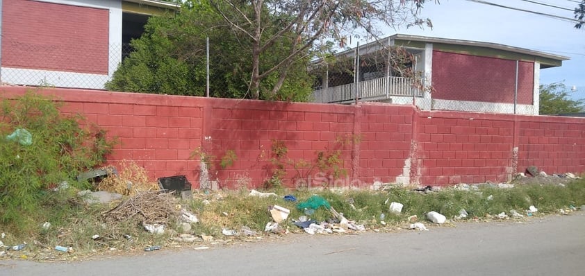 Plantel se convierte en basurero. La secundaria “Prof. Federico Hernández” es usada como tiradero por los vecinos del lugar, quienes acuden a deshacerse de su basura. El plantel educativo se ubica sobre la avenida De las Gemas, entre calzada Sección 38 y Paseo de la Primavera, en la colonia Residencial del Norte.