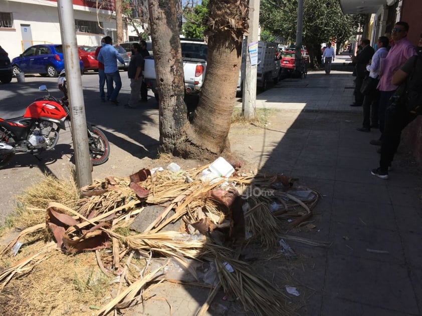 Mal estado. La banqueta de la calle Zaragoza, entre Morelos y Matamoros, además de estar en mal estado y llena de irregularidades, está repleta de basura, lo que impide a los peatones transitar con tranquilidad.