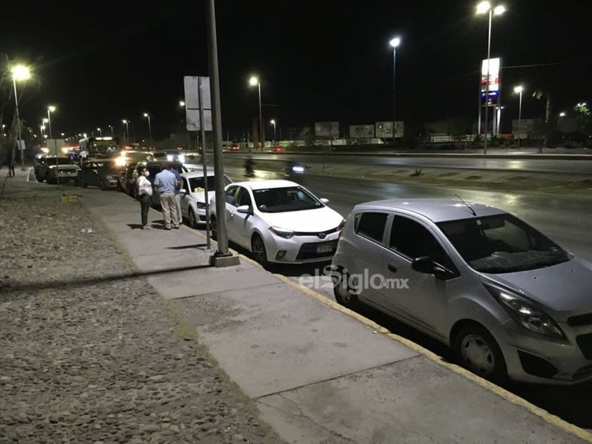 Forman filas en Coliseo de Torreón a horas de aplicación de segundas dosis contra COVID